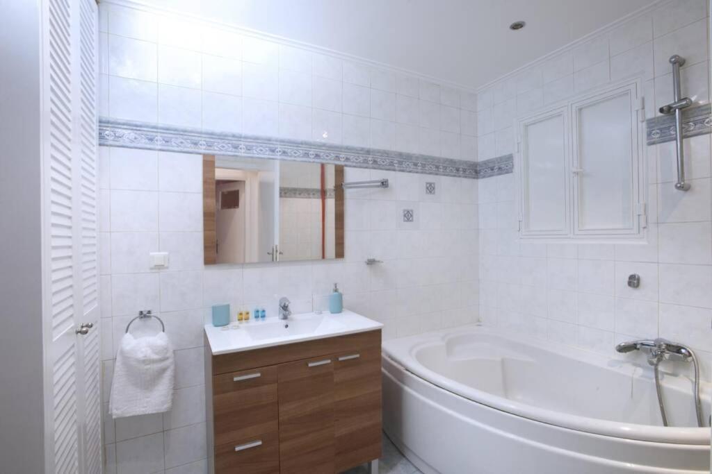 Palaio Faliro, A Bright And Spacious Apartment Atina Dış mekan fotoğraf